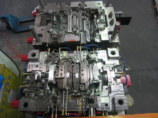 La pressione di pressione regolabile delle componenti dello stampaggio ad iniezione dell'automobile
